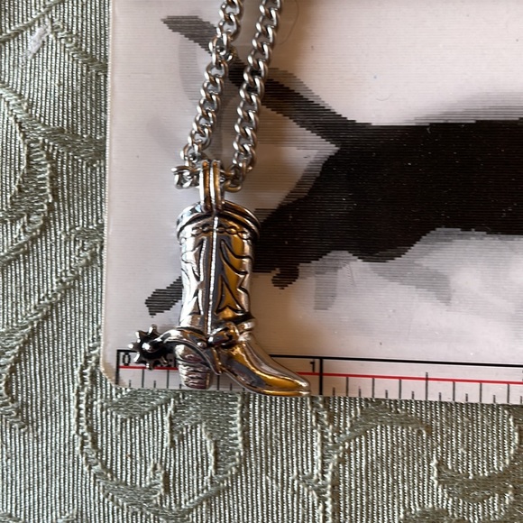 Vintage 1970’s Avon silver toned cowboy boot pendant on a sturdy 18” chain EVC - Picture 4 of 4